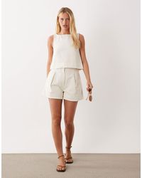ASOS - Short d'ensemble en jean à pinces devant avec détail cintré à l'arrière - écru - Lyst