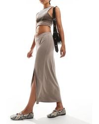 Monki - Jupe mi-longue en jersey ultra doux avec pli élastique - beige taupe - Lyst