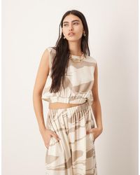 ASOS - Mouwloze Crop Top Met Detail Aan De Zoom En Abstracte Print, Deel Van Co-Ord Set - Lyst