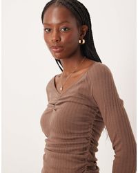 ASOS - Top doux en tissu brossé et côtelé à col v et manches longues - chocolat-pas - Lyst