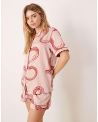 Chelsea Peers - – set aus satin mit schlangenprint bestehend aus kurzärmligem hemd mit reverskragen und shorts - Lyst