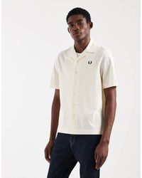 Fred Perry - Chemise à manches courtes avec col à revers et logo - écru - Lyst