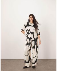 ARRANGE - Pantalon droit d'ensemble en satin à imprimé abstrait - noir et blanc - Lyst