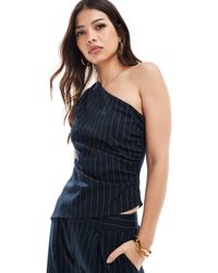 Pretty Lavish - Top d'ensemble asymétrique froncé à fines rayures - marine - Lyst