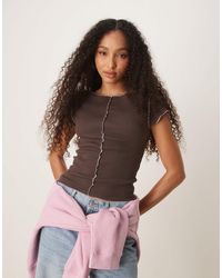 ASOS - T-shirt effet rétréci à mancherons et coutures contrastantes roses - chocolat - Lyst