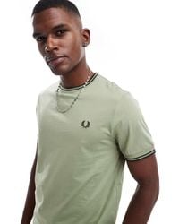 Fred Perry - Camiseta Con Dos Rayas En Verde De - Lyst