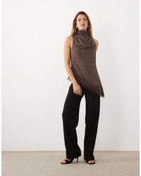 Pretty Lavish - Satijnen Top Met Hoge Gedrapeerde Hals En Asymmetrische Kanten Zoom - Lyst