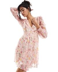 Vila - Vestido corto rosa con estampado floral y detalle - Lyst