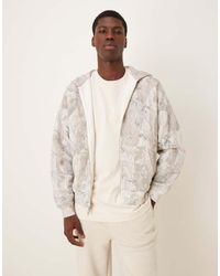 Abercrombie & Fitch - Sudadera Gris Básica Con Capucha, Cremallera Y Estampado De Camuflaje De - Lyst