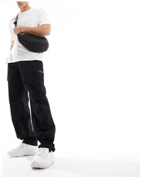 Calvin Klein - Pantalones cargo negros básicos - Lyst