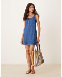 ASOS - – etui-minikleid aus mittelem denim mit taschen und u-ausschnitt - Lyst