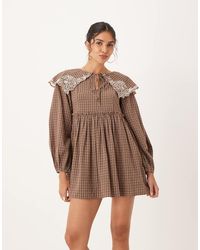 ASOS - Aangerimpelde Geruite Mini Jurk Met Oversized Kraag En Kanten Randjes - Lyst