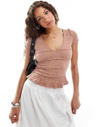 Free People - T-Shirt Color Terracotta A Coste Con Volant E Scollo A V - Lyst