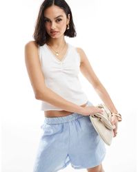 ASOS - Canotta Con Scollo A V Bianca A Coste Con Dettagli - Lyst