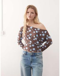 Collusion - Top Marrón Con Estampado De Lunares Azules Y Escote Bardot De - Lyst