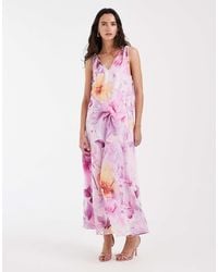 Vero Moda - – midikleid aus chiffon mit v-ausschnitt, godet-design und überdimensionalem blumenmuster - Lyst