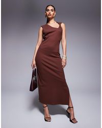 ASOS - Robe mi-longue en maille côtelée à détails en métal - chocolat - Lyst