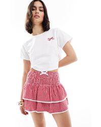 The Frolic - Exclusivité - - mini-jupe d'ensemble à volants avec finition en dentelle et taille froncée - vichy rouge - Lyst