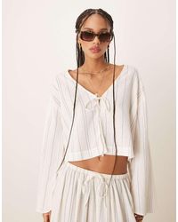 ASOS - Camisa Playera Con Rayas Monocromáticas Finas Y Lazada Delantera De Tejido Con Lino Belle De -Blanco - Lyst