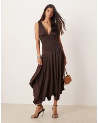 Mango - Robe mi-longue avec taille froncée et ourlet en pointe - marron - Lyst