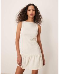 ASOS - Mouwloze Mini Jurk Met Gekreukte Structuur, Rechte Hals En Peplum Rok - Lyst