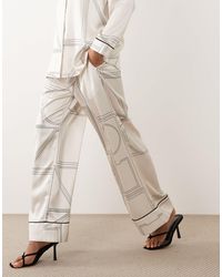Iyal - Pantalon d'ensemble ample en satin à imprimé abstrait et bords contrastants - crème - Lyst