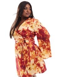 ASOS - Vestido Corto Naranja De Manga Larga Con Parte Delantera Cruzada Y Estampado Abstracto De Satén De Asos Design Curve - Lyst