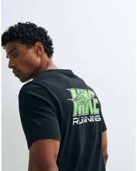 Nike - Stride Dri-Fit T-Shirt Met Print Op De Achterkant - Lyst