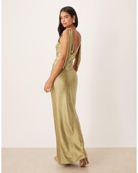 Pretty Lavish - Vestido De Dama De Honor Largo Verde Con Cuello De Pico Y Lazos En Los Hombros De Satén Piper De - Lyst