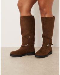 ASOS - Curve - cole - bottes cavalières plates en suédine avec détail métallique - chocolat - Lyst
