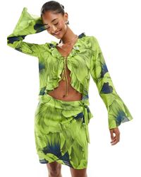Y.A.S - Blusa Verde Lima Estampada Con Lazada Delantera Y Detalle De Volantes De (Parte De Un Conjunto) - Lyst