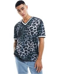 ASOS - – locker geschnittenes t-shirt mit v-ausschnitt, leopardenmuster und brust-print - Lyst