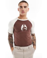ASOS - T-shirt crop top près du corps avec manches raglan et imprimé sur la poitrine - marron - Lyst