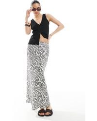 New Look - Falda Midi Blanca De Corte Al Bies Con Estampado De Lunares De Satén De -Blanco - Lyst