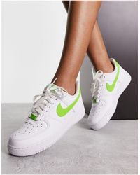 Nike - Air force 1 - sneakers bianche e verde action - Lyst