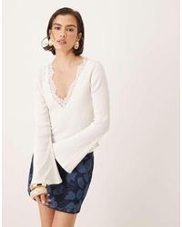 ASOS - Top De Canalé Con Mangas Acampanadas, Cuello De Pico Y Ribete De Encaje De -Blanco - Lyst