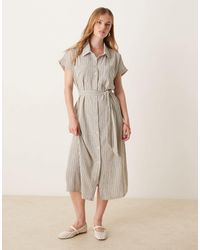 Jdy - Robe chemise mi-longue à fines rayures nouée à la taille - noir et - Lyst