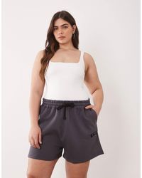 Kaiia - Plus - short d'ensemble molletonné en coton mélangé avec logo brodé - foncé - Lyst