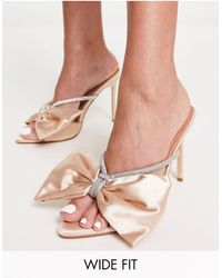 SIMMI - Simmi london wide fit – bridal – ezlili – braut-sandaletten aus champagnerfarbenem satin mit zierschleife, weite passform - Lyst