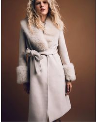 Stradivarius - Manteau long avec détails en fausse fourrure - écru - Lyst