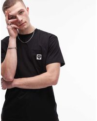 Carhartt - Camiseta Negra Con Detalle De Corazón En El Bolsillo De - Lyst