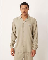 ASOS - Chemise d'ensemble classique avec col à revers et broderie sur le devant - taupe - Lyst