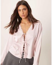 Abercrombie & Fitch - Top A Maniche Lunghe Allacciato Sul Davanti Gesso Con Finiture - Lyst