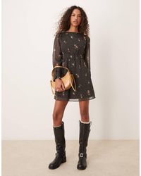 Miss Selfridge - Vestido De Tarde Corto Escalonado Con Estampado De Florecitas Y Cuello Cuadrado De - Lyst
