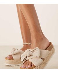 Asos Design Wide Fit - Sandalias Beis Con Plataforma Plana Y Detalle De Lazo Thankful De -Neutro - Lyst