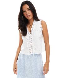 Pieces - Mouwloze Poplin Top Met Broderie En Gestrikte Voorkant - Lyst