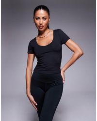 4505 - Camiseta Deportiva Negra Con Diseño Encogido, Cuello De Pico Y Sujetador Integrado De Tejido Suave Icon De - Lyst