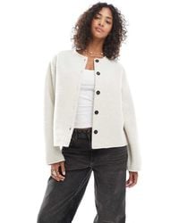 Pieces - Chaqueta Corta Color Crema De Tejido Efecto Peluche De -Blanco - Lyst