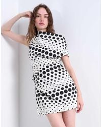 TOPSHOP - Vestido Corto De Corte Depurado Con Detalle Drapeado Y Estampado Abstracto De Lunares De -Amarillo - Lyst