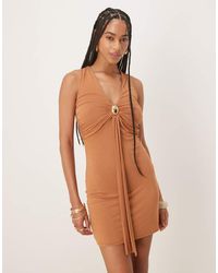 ASOS - Vestito Corto Senza Maniche Color Cammello Con Finiture Color Oro E Davanti A V - Lyst